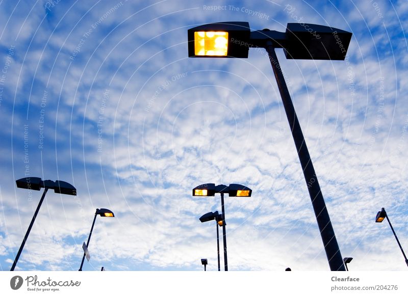 Ausgeleuchtet Hauptstadt Menschenleer Straße Fortschritt Laterne Straßenbeleuchtung Farbfoto Außenaufnahme Tag Dämmerung Licht Froschperspektive Wolkenhimmel