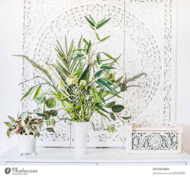 Grüne Zimmerpflanzen in Töpfen und Vase auf weißem Tisch Lifestyle Stil Design Freizeit & Hobby Häusliches Leben Wohnung Innenarchitektur