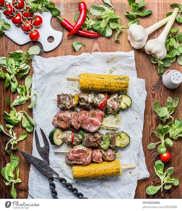 Fleischspieße für Grill mit Gemüse und Maiskolben Lebensmittel Salat Salatbeilage Ernährung Festessen Picknick Bioprodukte Besteck Stil Design Sommer
