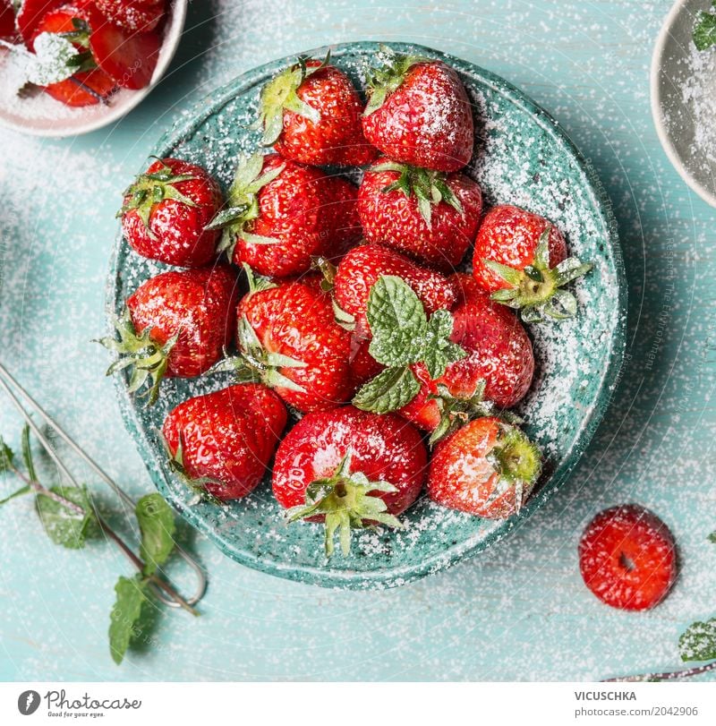 Nahaufnahme von Schüssel mit Erdbeeren Lebensmittel Frucht Dessert Ernährung Bioprodukte Vegetarische Ernährung Diät Geschirr Schalen & Schüsseln Stil Design