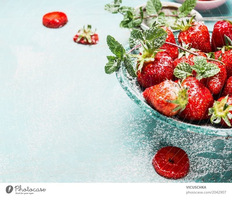 Schüssel mit Erdbeeren Lebensmittel Frucht Dessert Stil Design Gesunde Ernährung Sommer Häusliches Leben Garten Tisch Natur Schalen & Schüsseln türkis blau