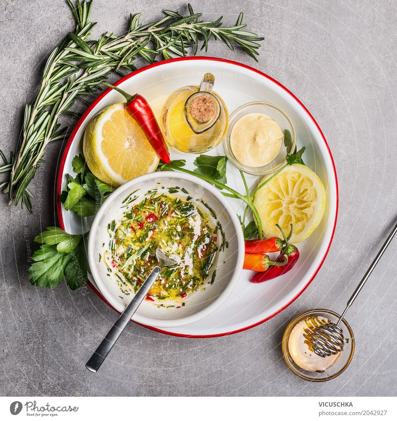 Frische Zutaten für Salat Dressing Lebensmittel Salatbeilage Kräuter & Gewürze Öl Ernährung Bioprodukte Vegetarische Ernährung Diät Geschirr Stil Design