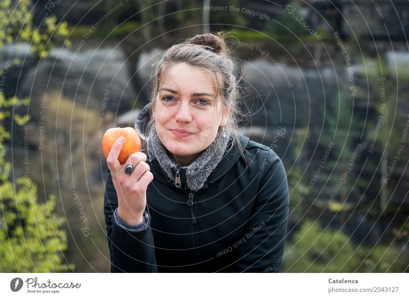 An apple a day .. Junge Frau verspeist genüsslich einen Apfel Gesundheit wandern feminin Jugendliche 1 Mensch 18-30 Jahre Erwachsene Landschaft Pflanze Frühling