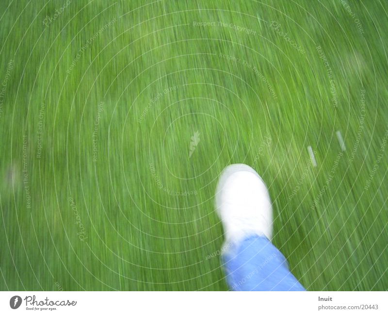 Ein kleiner Schritt für einen Menschen Gras Rasen Beine Fuß Bewegung Unschärfe