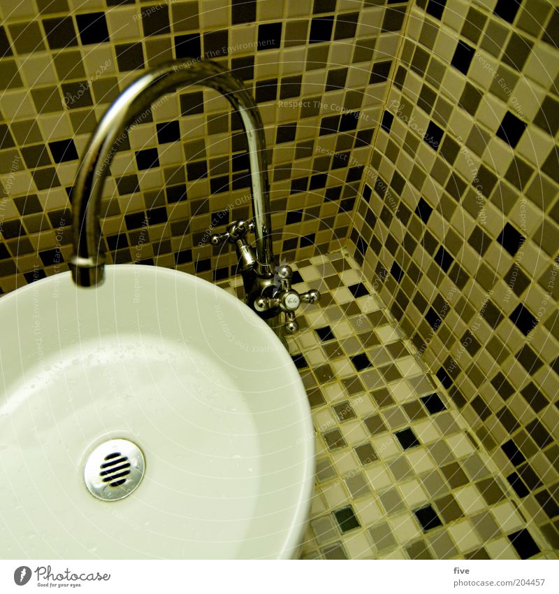 bitte hände waschen Raum Toilette Wasserhahn Waschtisch Mosaik eckig rund Sauberkeit Quadrat Abfluss Farbfoto Innenaufnahme Kunstlicht Vogelperspektive