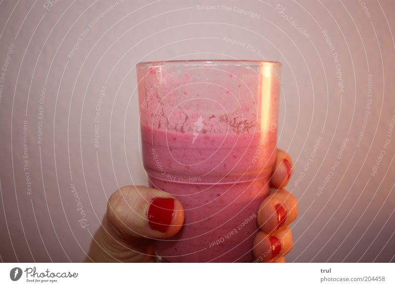 yammi Milcherzeugnisse Erfrischungsgetränk Glas Hand Finger Nagellack trinken lecker süß rosa rot genießen Farbfoto Innenaufnahme Nahaufnahme