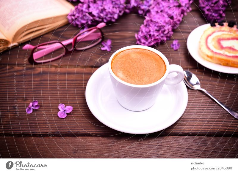 Espresso in einer weißen Tasse mit einer Untertasse Frühstück Kaffeetrinken Heißgetränk Becher Restaurant Buch Blume Blumenstrauß Holz Essen genießen heiß oben