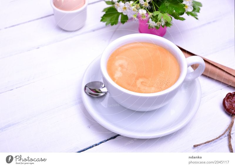 Tasse mit Kaffee Frühstück Kaffeetrinken Espresso Becher Tisch Restaurant Blume Papier Blumenstrauß Holz heiß oben retro weiß Freude Café Entwurf duftig Top