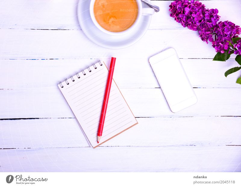 Leeres kleines Notizbuch mit einem roten Bleistift Kaffee Espresso Becher Tisch Telefon PDA Blume Papier Holz frisch oben weiß Kommunizieren Notizblock Gerät