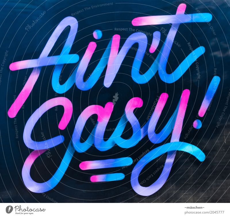 Ain't easy! Kunst Schriftzeichen Linie Streifen zeichnen authentisch modern rund wild blau rosa türkis Farbe Graffiti Straßenkunst Mauer Steinmauer Coolness