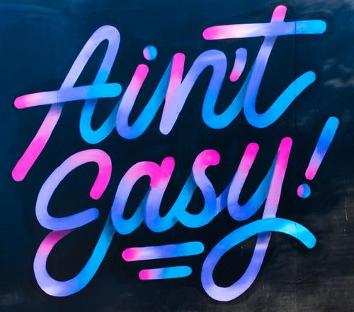 Ain't easy! Kunst Schriftzeichen Linie Streifen zeichnen authentisch modern rund wild blau rosa türkis Farbe Graffiti Straßenkunst Mauer Steinmauer Coolness