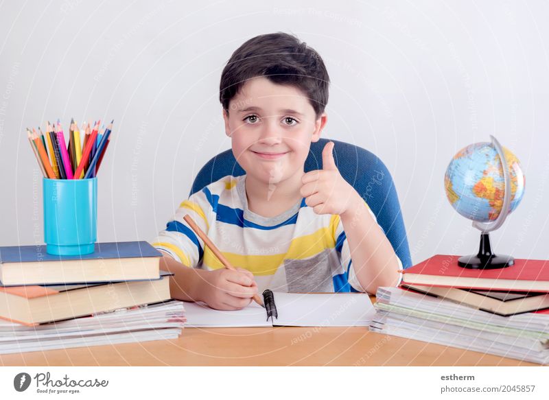 Lächelndes Jungenstudium Lifestyle Kindererziehung Bildung Kindergarten Schule lernen Klassenraum Mensch Kleinkind Kindheit 1 3-8 Jahre schreiben Glück