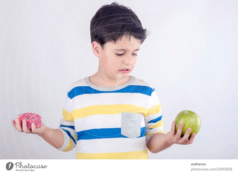 Kleiner Junge möchte kein Obst essen Lebensmittel Frucht Brötchen Dessert Süßwaren Ernährung Essen Lifestyle Gesundheitswesen Gesunde Ernährung Mensch Kind