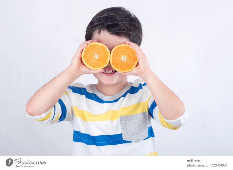 Lustiger Junge mit Orangen Lebensmittel Frucht Ernährung Diät Lifestyle Freude Mensch Kind Kleinkind Kindheit 1 3-8 Jahre füttern Lächeln lachen frisch
