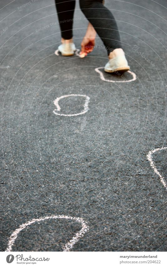 und welchen weg gehst du? Beine Fuß Straße Strumpfhose Schuhe entdecken gehen laufen zeichnen Fußspur Kreide malen Espandrilles Frau Frauenbein Leggings