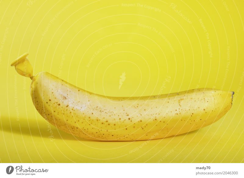 Abstrakte Banane vom Ballon auf gelbem Hintergrund Frucht Apfel Frühstück Vegetarische Ernährung Diät Freude Sommer Herbst Luftballon Tropfen Fitness glänzend