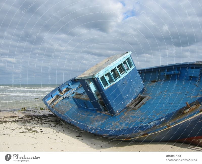 Gestrandet Wasserfahrzeug Strand Meer gestrandet Einsamkeit vergessen obskur Schiffswrack ausgeschlachtet blau alles was wir besitzen ist zeit