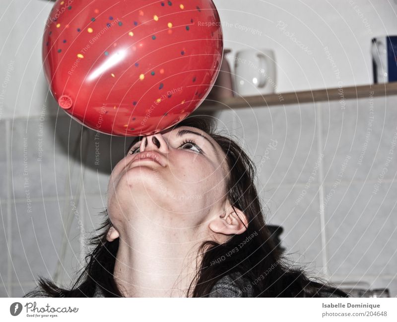 Seehund Freude Feste & Feiern feminin Junge Frau Jugendliche Kopf 1 Mensch 18-30 Jahre Erwachsene Luftballon berühren rund rot Gelassenheit ruhig