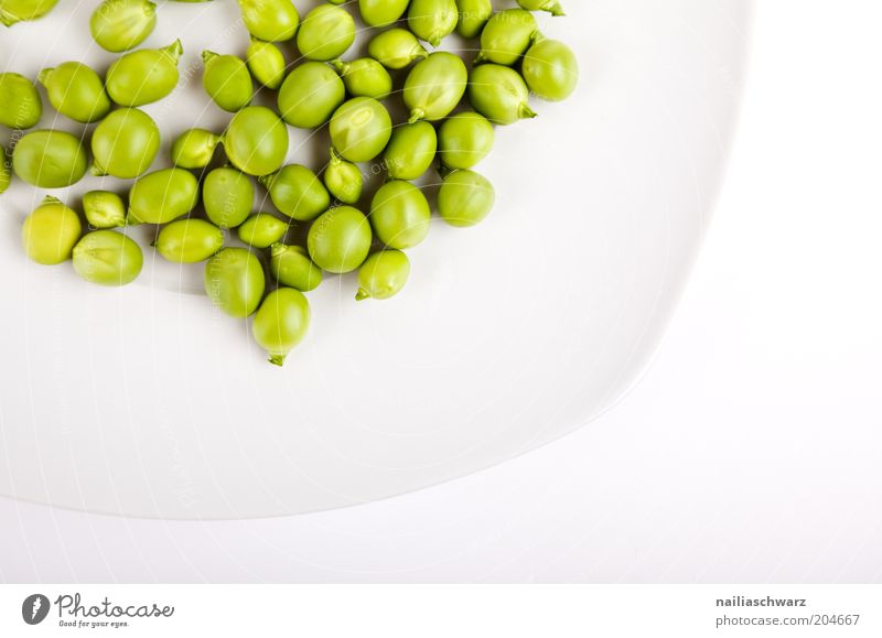Erbsen Lebensmittel Gemüse Ernährung Vegetarische Ernährung Teller ästhetisch grün weiß Farbfoto mehrfarbig Innenaufnahme Studioaufnahme Muster Kunstlicht