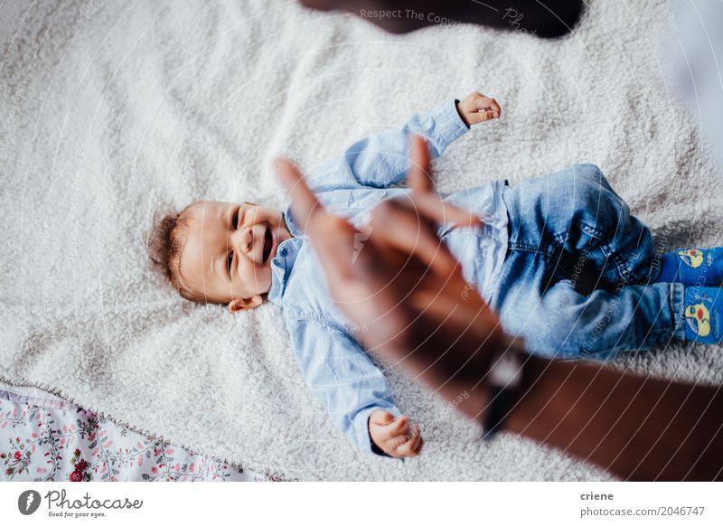 Glücklicher Kleinkindjunge, der mit seinem Vati auf Bett spielt Lifestyle Freude Spielen maskulin Baby Junge Vater Erwachsene Familie & Verwandtschaft Lächeln
