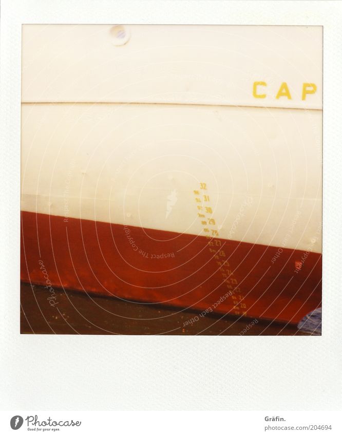 Cap der... Sightseeing Kreuzfahrt Hafen Cap San Diego Passagierschiff Schiffsbug Metall Zeichen Ziffern & Zahlen rot weiß Tourismus Museumshafen Elbe Farbfoto