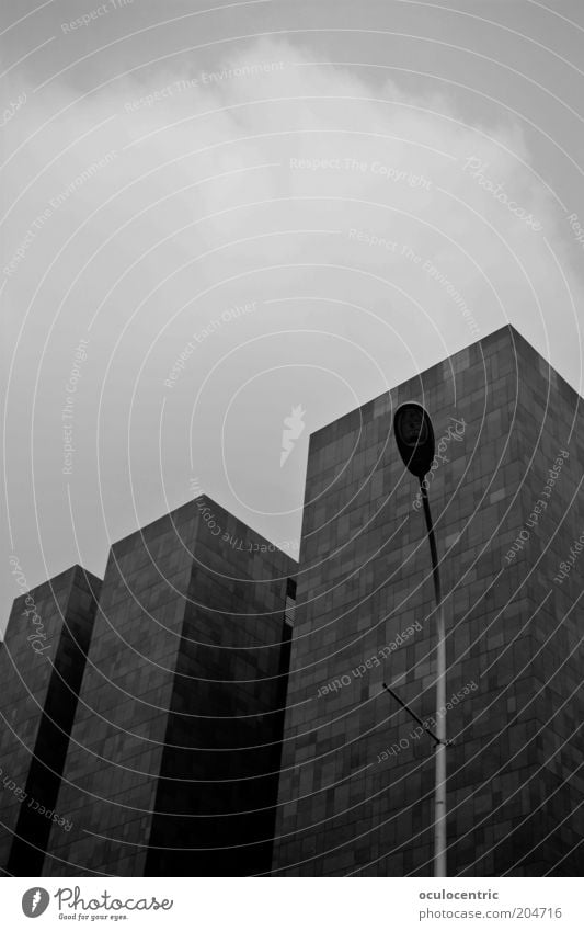 Au revoir Architektur Fassade dunkel eckig einfach modern schwarz grau ruhig Beton Betonklotz Schwarzweißfoto Menschenleer Textfreiraum oben Tag Kontrast