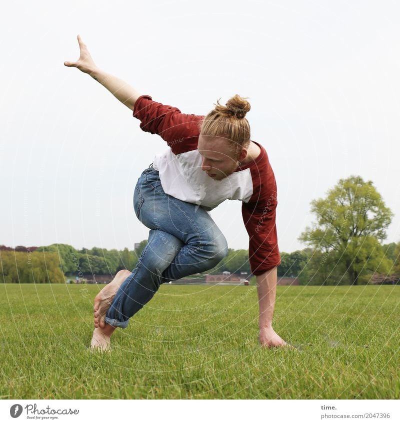 Vince Fitness Sport-Training Akrobatik Yoga maskulin Mann Erwachsene 1 Mensch Künstler Tänzer Park T-Shirt Jeanshose Barfuß Haare & Frisuren blond langhaarig
