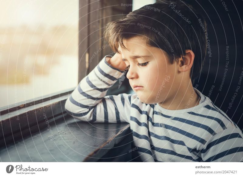 Trauriger Junge Lifestyle Mensch Kind Kleinkind Kindheit 1 3-8 Jahre Denken träumen Traurigkeit warten weinen Gefühle Stimmung Langeweile Sorge Trauer Schmerz