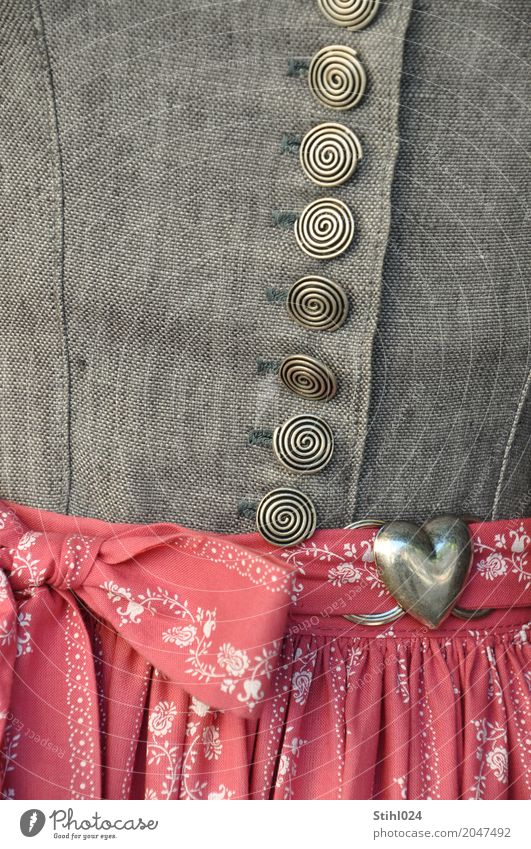 wie herzig Stil ausgehen Jahrmarkt Oktoberfest feminin Bekleidung Rock Kleid Stoff Accessoire Ornament Herz Knoten Schleife stehen historisch retro grau rot
