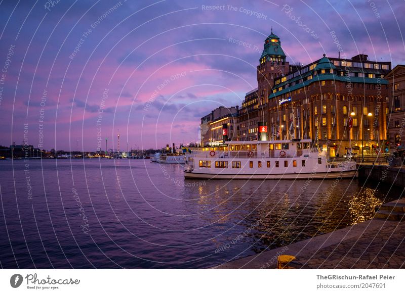 schiff Stadt Hauptstadt blau violett orange türkis weiß Stockholm Hotel Bauwerk Wasserfahrzeug Schweden Wolken Dämmerung Gebäude Licht Hafen ankern Städtereise