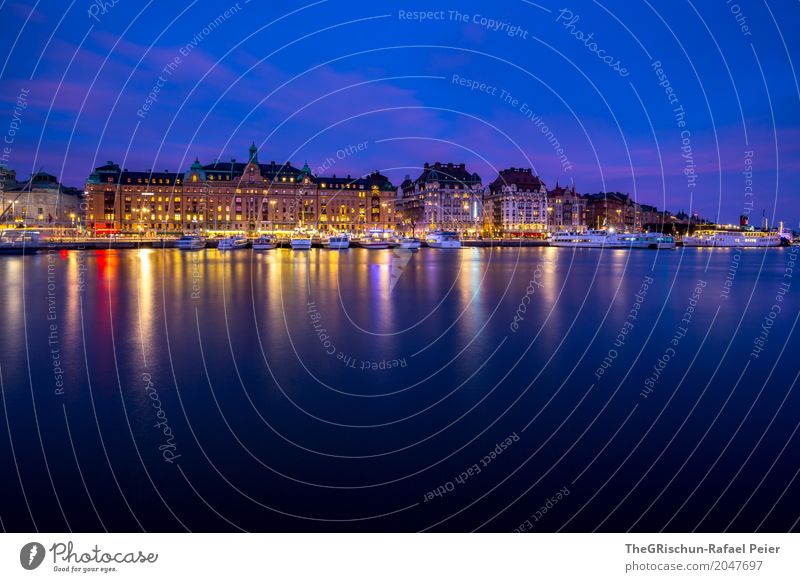 Stockholm bei Nacht Hauptstadt blau braun gelb gold violett rot türkis Schweden Wasserfahrzeug Hafen Schifffahrt Städtereise Reflexion & Spiegelung Licht