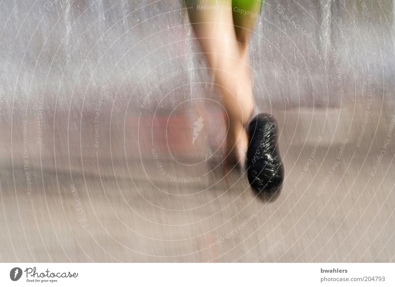 Erfrischung bei 30° Mensch Beine Fuß 1 Schuhe Wasser gehen laufen kalt nass Farbfoto Außenaufnahme Detailaufnahme Tag Unschärfe Bewegungsunschärfe rennen