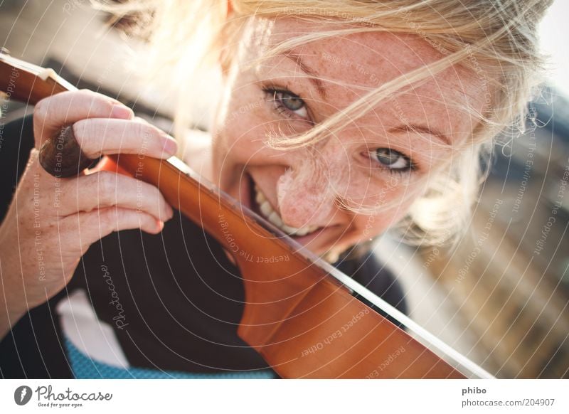 8 Lifestyle Freizeit & Hobby Musik feminin Junge Frau Jugendliche Gesicht 18-30 Jahre Erwachsene blond Ukulele Lächeln frech Fröhlichkeit hell schön lustig gelb