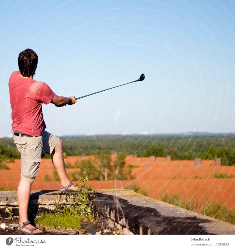 Golfen über den Dächern II Freizeit & Hobby Sommer Sport Ballsport Erfolg maskulin Junger Mann Jugendliche Fabrik Ruine Dach sportlich anstrengen Zufriedenheit