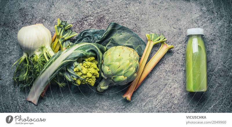 Grünes Smoothie in Flasche mit Zuaten Lebensmittel Gemüse Ernährung Getränk Saft Stil Design Gesundheit Gesunde Ernährung Fitness Vitamin Milchshake grün