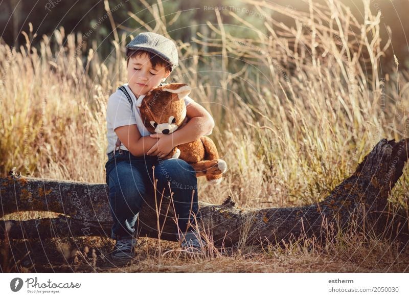 Junge, der seinen Teddybären umarmt Lifestyle Kinderspiel Abenteuer Mensch maskulin Kleinkind Kindheit 1 3-8 Jahre Frühling Sommer Wald Stofftiere Küssen