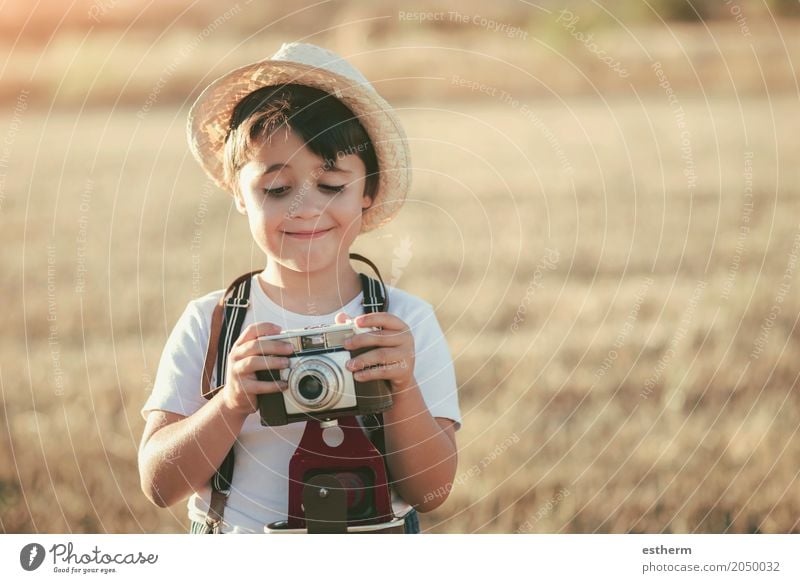 Glücklicher Junge mit Kamera Lifestyle Freude Ferien & Urlaub & Reisen Ausflug Abenteuer Freiheit Fotokamera Mensch maskulin Kind Kleinkind Kindheit 1 3-8 Jahre