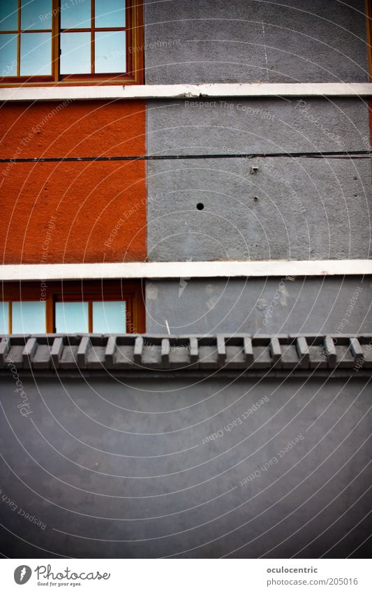 Mauerwerk China Asien Peking Haus Wand Fassade Fenster ästhetisch Design rot grau Kontrast Dachziegel Streifen Vignettierung Farbfoto Außenaufnahme Tag Neigung
