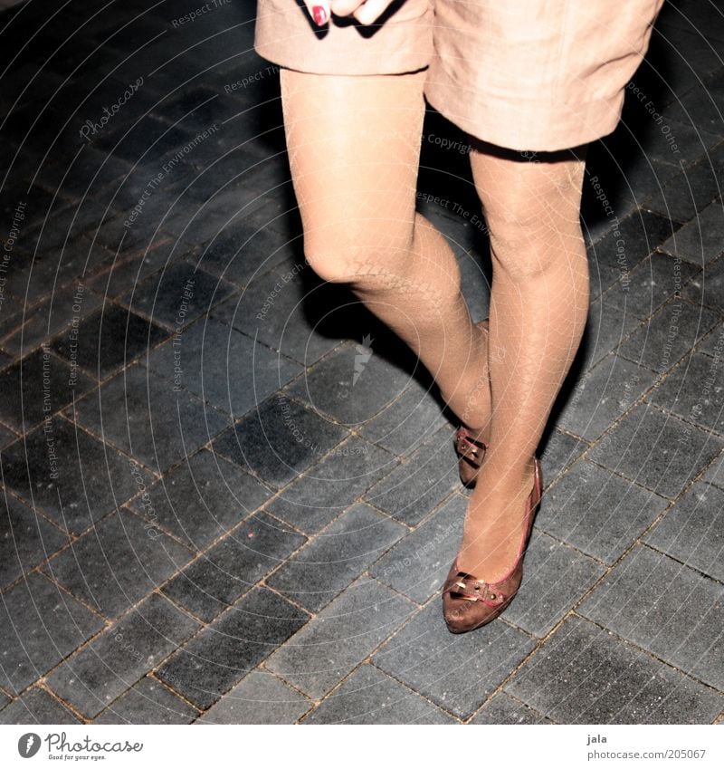 600 - Bein zeigen! feminin Junge Frau Jugendliche Erwachsene Beine 1 Mensch 18-30 Jahre Mode Bekleidung Strumpfhose Shorts Damenschuhe stehen dünn trashig braun