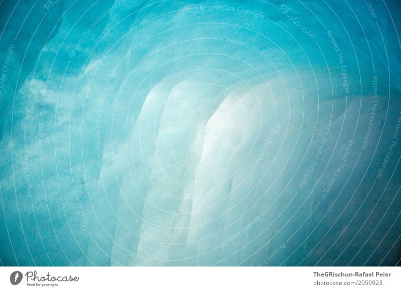 Eisgrotte Natur blau türkis weiß schimmern Gletscher kalt nass durchsichtig ästhetisch eisgrotte Farbfoto Menschenleer Textfreiraum links Textfreiraum rechts