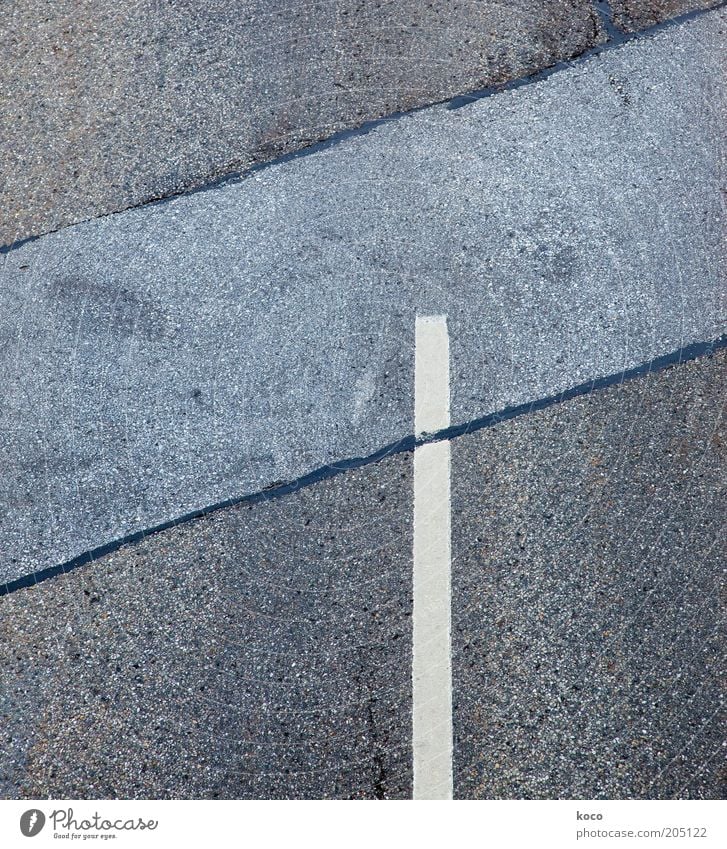 minimal Verkehrswege Straßenverkehr Straßenkreuzung Beton Verkehrszeichen Linie eckig unten blau grau weiß Symmetrie Wege & Pfade Gedeckte Farben Außenaufnahme