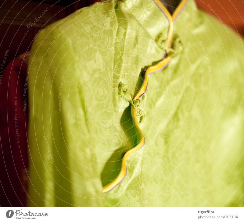chinesischer Cheongsam mit Schwerpunkt auf den Froschverschlüssen Cheongsam; Seide China Osten asiatisch Bluse Mandarin Kragen Halsband hoch gelb Kalk grün