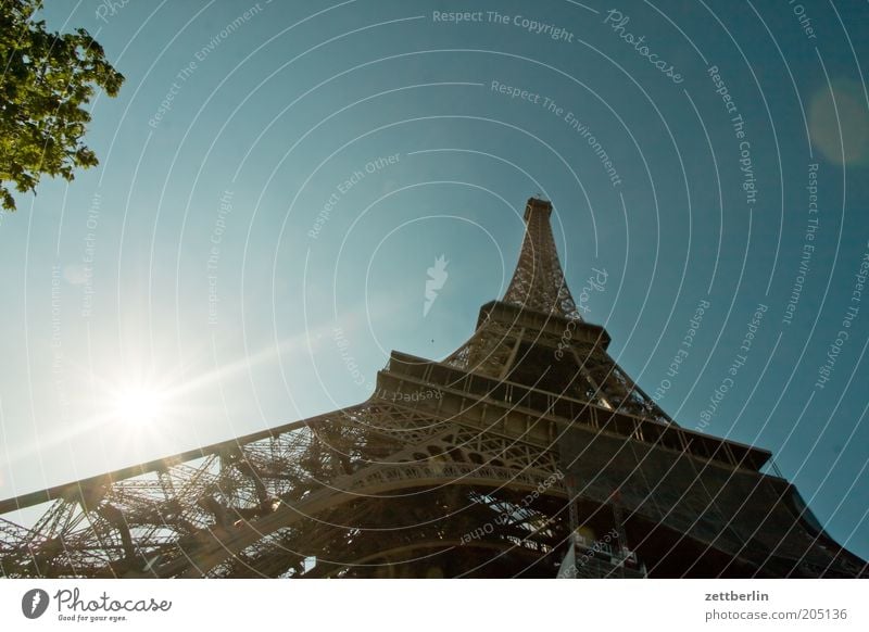 Eiffeltourm Tour d'Eiffel Turm Paris Wahrzeichen Frankreich Konstruktion Hochbau Eisen Stahl Architektur Froschperspektive Sonne Gegenlicht blenden
