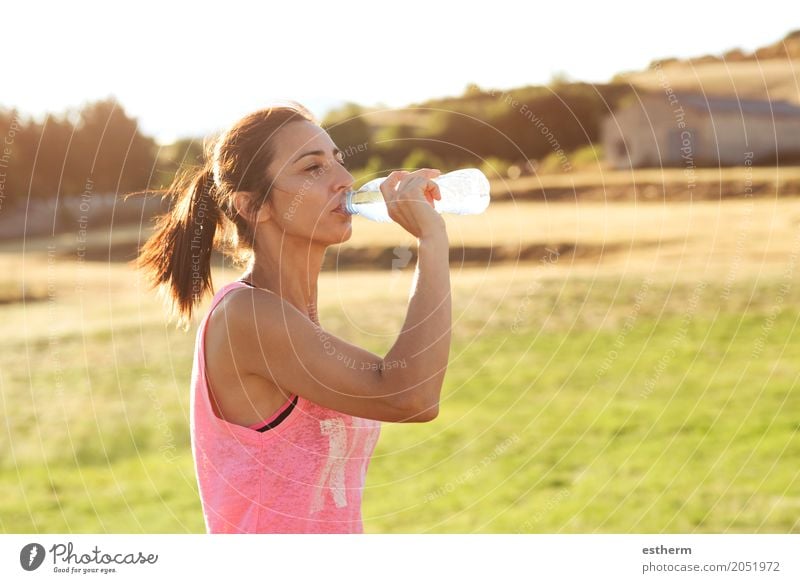 Gesunde junge Frau Getränk Trinkwasser Lifestyle Gesundheit Gesundheitswesen Wellness Leben Wohlgefühl Sport Fitness Sport-Training Leichtathletik Yoga Mensch