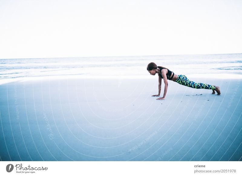 Junger weiblicher Athlet, der Übung auf Strand tut Lifestyle Körperpflege Freizeit & Hobby Meer Wellen Sport Fitness Sport-Training Yoga Mensch feminin