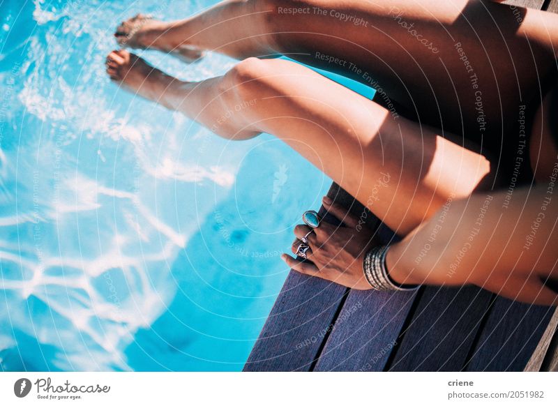 Nahaufnahme der Frau entspannend am Swimmingpool Lifestyle Freude Glück Wellness harmonisch Wohlgefühl Erholung Schwimmbad Schwimmen & Baden Freizeit & Hobby