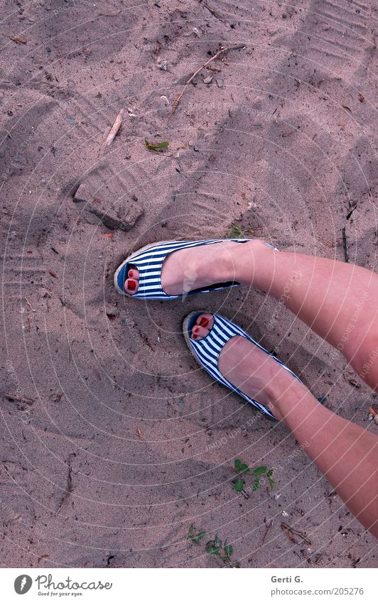 crosswise Beine Schuhe Mädchenbein Fuß Sand gestreift marinelook Körperhaltung paarweise 2 blau-weiß Nagellack Zehennagel fußhaltung dünn zierlich Jugendliche