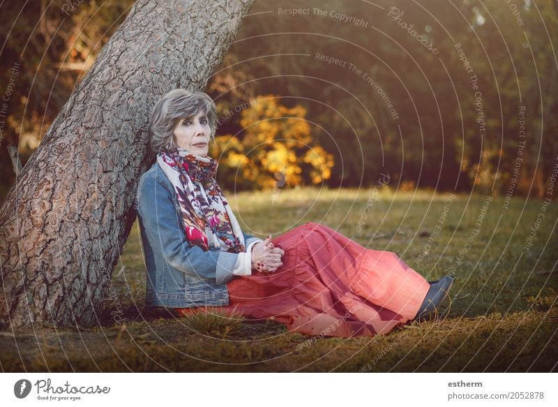 Glückliche ältere Frau, die auf dem Gras sitzt Lifestyle Wellness Leben Mensch feminin Erwachsene Großmutter Senior 1 60 und älter Garten Park sitzen Gefühle