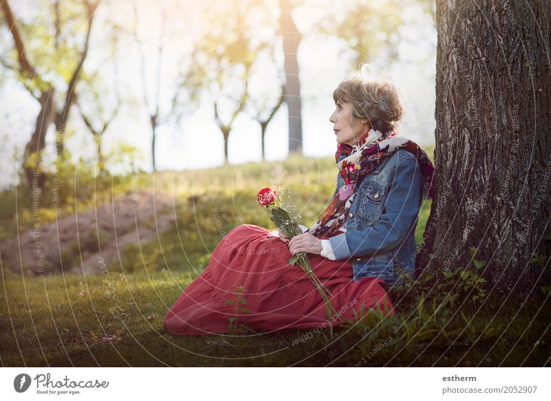 nachdenkliche senior Frau sitzt auf dem Rasen Lifestyle Wellness Leben Feste & Feiern Valentinstag feminin Erwachsene Weiblicher Senior Großmutter
