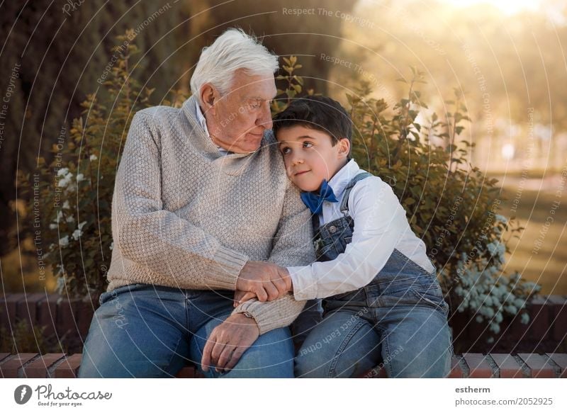 Porträt von Großvater und Enkel bei der Umarmung Lifestyle Mensch maskulin Kind Junge Großeltern Senior Familie & Verwandtschaft Kindheit 2 3-8 Jahre